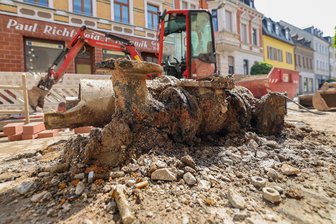 Poststraße in Meerane rund 20 Stunden ohne Wasser: Wie ein Kosmetikstudio improvisiert, und welche Herausforderungen die Baufirma meistert - Das defekte Teilstück der Wasserleitung wurde entfernt.
