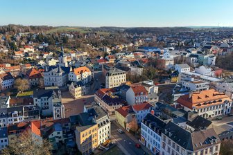 Poststraßen-Baustelle und Parkfest-Comeback: Was die Meeraner im neuen Jahr erwartet - Blick auf die Innenstadt von Meerane: Aufgrund der Poststraßen-Baustelle gibt es bisher keine größeren Events auf dem Teichplatz.