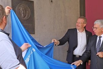 Postum-Ehrungen für Freibergs bedeutende Mäzenin - Gemeinsam mit den Söhnen Burkhard und Bertram Pohl enthüllen TU-Rektor Klaus-Dieter Barbknecht (r.) und OB Sven Krüger (2. v. r.) die Ehrentafel für Erika Pohl-Ströher am Portal der Terra mineralia. 