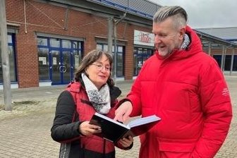 Postverteilzentrum zieht an Stadtrand - Rathausmitarbeiterin Andrea Beres und Christian Halpick (Fuchs & Söhne) beim Rundgang durch das einstige Crimmitschau-Center.