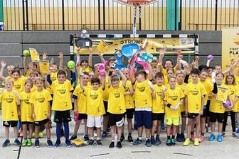 Potenzieller Nachwuchs wuselt durch die Halle - 50 Kinder aus fünf Grundschulen nahmen am Stromer-Cup teil. Dort konnten sie ihr Können unter Beweis stellen, das sie in Ganztagsangeboten erlernt haben. Am Ende holte die Grundschule Jocketa den 1. Platz. 