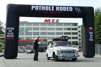Pothole Rodeo: Die schönsten Bilder vom Start der Abenteuer-Rallye in Zschopau - Am ehemaligen Zschopauer MZ-Werk fuhr am Dienstagmorgen auch Frank Kiehle-Ittner mit seinem Trabant durch den Startbogen.
