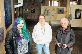 Powerfrauen stellen bei Art Werdau aus - Franziska Strodl aus Zwickau, Anette du Mont aus Werdau und Annerose Krahmer aus Neukirchen (von links).