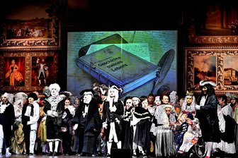 Prachtvolle Ode an die Gemeinsamkeit im Freiberger Tivoli - Viel Applaus und sogar Tränen gab es am Ende der wunderbaren Aufführung des Stückes „Giacomo Casanova: Die Reise von Venedig nach Dux“ am Sonntag im Freiberger „Tivoli“.