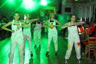 Prächtige Stimmung auf der Baustelle - Stimmungsvoll ging es im Gasthof "Weißer Schwan" zu. Auf der Langenreinsdorfer Faschings-Baustelle wurde auch getanzt.
