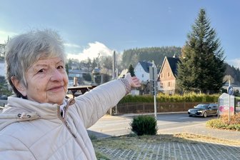 Prächtige Tanne für den Schwarzenberger Weihnachtsmarkt aus „kaiserlichem“ Vorgarten - Christel Kaiser stiftet diesen prächtigen Baum für den Schwarzenberger Weihnachtsmarkt.