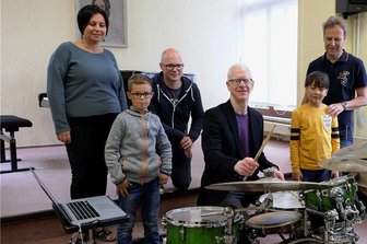 Prädikat "Weltklasse" für Workshop in Reichenbach - Auch das Ausprobieren eines Schlagzeugs gehörte zum Workshop in der Musikschule dazu.