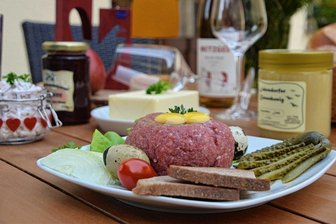 Prämierte Idee: Jahnsdorferin holt das Dorf an einen Tisch - Ein Frühstückstisch auf dem Bauernhof Ziegs - hier allerdings nur gedeckt für eine kleinere Runde. Diana Ziegs plant nun, möglichst viele Menschen aus dem Dorf zum gemeinsamen Frühstück zu animieren. 