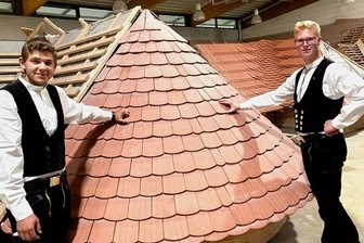 Präsident des Sächsischen Handwerkstags macht jungen Dachdeckergesellen bei Freisprechung in Bad Schlema Mut - Die Erzgebirger Ricardo Schmiedel (links) und Jonathan Zschau gehören zu den jahrgangsbesten Dachdeckergesellen in Sachsen. Foto: Anna Neef