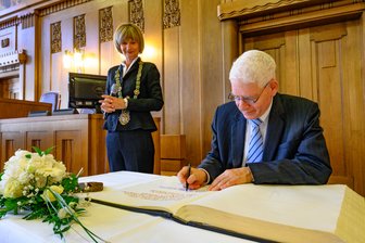 Präsident des Zentralrats der Juden trägt sich ins Goldene Buch der Stadt Chemnitz ein - Josef Schuster, Präsident des Zentralrates der Juden in Deutschland, trug sich am Montag ins Goldene Buch der Stadt Chemnitz ein.