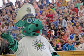 Prävention mit Poldi: Wie ein Dino in Freiberg Kindern den Straßenverkehr erklärt - Das sächsische Polizeimaskottchen, Dinosaurier Poldi, ist der Star jeder Veranstaltung für Kinder. 