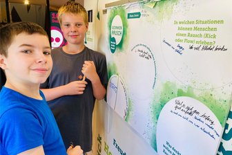 Präventionsprojekt mal anders: Glücksbus klärt Schüler im Erzgebirge über Suchtrisiken auf - Eric Drews (l.) und Ben Opitz von der Oberschule Zschorlau fanden den Glücksbus der Suchtprävention Sachsen ziemlich cool. „Wir haben sehr viel über das Thema erfahren und wie wir besser reagieren können“, sagten die Sechstklässler.