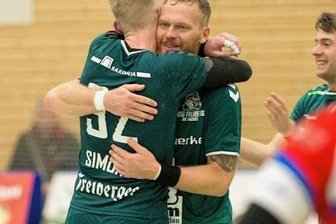 Prager hofft auf ein Déjà-vu - Rückblick: Ondrej Simunek (l.) und Alexander Matschos feiern das 26:26 gegen Glauchau, das Matschos in letzter Sekunde sicherte.