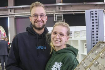 Pragmatisch oder romantisch? So machen die Chemnitzer ihren Liebsten einen Antrag - Adrian Schauer und Denise Hold sahen sich auf der Hochzeitsmesse nach passenden Eheringen um.