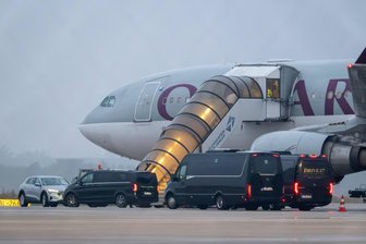 Pragmatische Lösungen finden - Afghanen, die in ihre Heimat abgeschoben werden sollen, besteigen am Freitagmorgen auf dem Flughafen Leipzig/Halle einen Airbus A330 der Fluggesellschaft Qatar Airways.