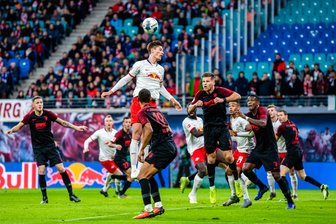 Praktisch Herbstmeister: Leipzig dreht Spiel gegen Augsburg - Patrik Schick beim Kopfball.