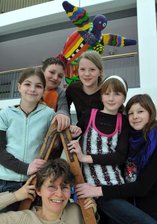 Pralle, bunte Figur schwebt im Schulfoyer - <p class="artikelinhalt">In der AG Kunst gestalteten unter Leitung von Jana Berger (unten Mitte) Jessica Sauler, Tristan Griesbach, Franziska Marie Liebscher, Betty Fuder und Michelle Wolf (v. l.) die bunte Figur. </p>