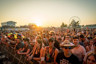 Pralle Songs, gleißende Sonne, happige Preise: So war der erste Tag beim Highfield - Die Menschen vor der Bühne des Highfield Festivals 