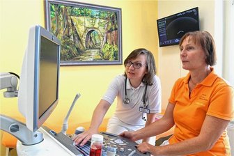 Praxis Dr. Niese-Anke im Doppelpack: Zwei Frauenärztinnen in Freiberg und Brand-Erbisdorf - Mutter und Tochter sind beide als Frauenärztinnen tätig: Dorit Niese-Anke (rechts) und ihre Tochter Mary Niese-Anke (l.) am Bildschirm des Ultraschallgerätes in der mütterlichen Praxis.