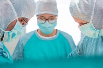 Praxis-Einsatz als Erfolgsmodell - Studentin Agata Pisarska (mitte) mit Oberarzt Gerald Bretschneider (rechts), Leitender Arzt der Klinik für Viszeral- und Gefäßchirurgie, und Mousa Abboud bei einer OP in Stollberg. Der Einsatz half ihr, sich für eine Fachrichtung zu entscheiden. Sie möchte HNO-Ärztin werden.