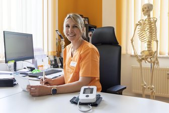 Praxis-Übernahme im Erzgebirge geglückt: Ärztin kehrt an den Ort ihrer Kindheit zurück - Nicole Roscher hat eine hausärztlich-internistische Praxis in Buchholz übernommen.
