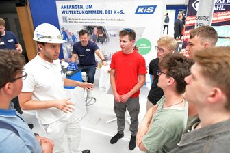 Praxisnahe Angebote: Große Resonanz auf Karrieremesse der TU Bergakademie Freiberg - Reger Andrang herrschte in der Mittagszeit bei den Ausstellern der Karrieremesse in Freiberg. Hier bei Maschinenbauingenieur Richard Persicke von der Firma K+ S.