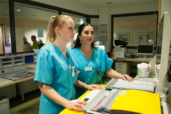 Praxisprojekt am Klinikum Mittweida: Pflege-Azubis übernehmen die Leitung einer Station - Für die Auszubildenden Laura Dajer (links) und Mizgin Kinav, Leiterin und Stellvertreterin im Projekt "Schüler leiten eine Station", gehören organisatorische Aufgaben, Planung und Krankenverwaltung am PC neben der Patientenversorgung zum Klinikalltag.