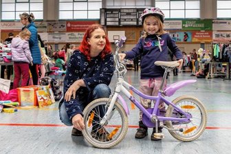 Pre-loved, Second Life Fashion, Vintage - schlaue Mütter wissen zu sparen - Die sechsjährige Antonia kann nun mit dem veilchen-lilanen Fahrrad in den Frühling starten. Ihre Mama Anja Enderlein und Papa Andy Siegl aus Mildenau wissen bei fünf Kindern, dass man auf den Preis schauen muss. 