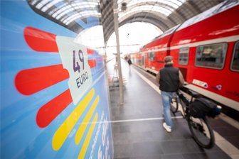 Preis-Krimi ums Deutschlandticket auch in Sachsen: Droht bald eine „massive Preiserhöhung“? - Seit dem 1. Mai 2023 gibt es das Deutschlandticket.
