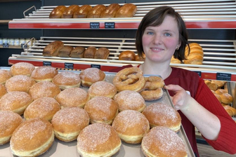 Auf diesem Blech, das Melanie Paulig in der gleichnamigen Bäckerei in Altmittweida an der Dorfstraße ins Bild hält, versteckt sich kein Pfannkuchen mit Senf.