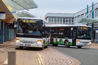 Preisanstieg bei Bus und Bahn im Vogtland: Das müssen Fahrgäste ab Sommer zahlen - Durchschnittlich acht Prozent kosten Fahrten mit Bussen und Bahnen ab August mehr. Die Preisanhebung begründet der Verkehrsverbund Vogtland unter anderem mit gestiegenen Kosten.