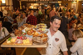 Preischeck zur Plauener Sternquell Wiesn: Bier und Speisen sind teurer, nur ein Gericht ist günstiger - Für die meisten das Highlight der Wiesn: das traditionell bayrische Essen.