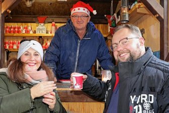Preise auf Weihnachtsmärkten fast gleich - Katharina Bahn und Andreas Führlich ließen sich am Stand von Senad Ljaic (Mitte) einen Glühwein schmecken. Die alkoholfreie Variante gab es schon ab einem Preis von 2,50 Euro. Glühwein mit Himbeeren kostete 4 Euro. 