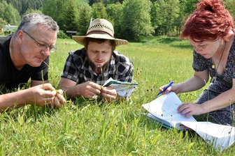 Preise gibt es in Eubabrunn: Verband schreibt Wiesenwettbwerb aus - Beim Wiesenwettbewerb gingen René Schubert, Roderich Wohlgemuth, Katja Scheuer-Frommelt (v. links) auf Tuchfühlung.