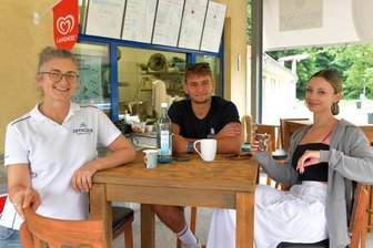 Preise, Öffnungszeiten und Neuheiten: Was bieten die Imbisse der Freiberger Freibäder? - Susanne Rathnau und Sohn Max führen seit diesem Jahr den Imbiss im Freibad Weißenborn.