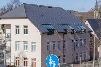 Preise steigen und Handwerker fehlen - Der Neubau der Oberschule in Sehma soll eine Schleppgaube erhalten. Die bisherigen schrägen Dachfenster sind nicht nur undicht, sondern sorgen auch für eine unangenehme Lärmkulisse. 