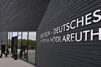 Preise, Zeiten, Aktionen: Wann das neue Deutsch-Deutsche Museum in Mödlareuth für Besucher öffnet - Das neue Museumsgebäude in Mödlareuth. Demnächst öffnet es für Besucher.