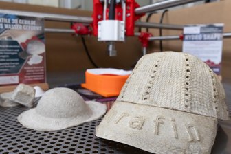 Preisgekrönt aus dem Erzgebirge: Eine Mütze für den Kompost - So sieht er aus, einer der ersten Prototypen des Basecaps, das beim Vliesstoff-Hersteller Norafin in Mildenau mit Hilfe von Partnern aus Chemnitz und mittels eines ganz neuen Verfahrens entstanden ist. Eines, das für eine Revolution in der Textilbranche sorgen könnte.