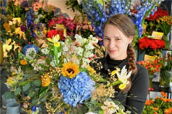 Preisgekrönte Floristin aus Chemnitz geht zurück ins Erzgebirge - Auszeichnung für Luisa Uhlmann Floristin im Gartenfachmarkt Richter. Die Naturfloristik besteht vor allem darin, die Blumen so ursprünglich wie möglich zu belassen. Die unterschiedlichen Längen der Pflanzen bleiben sichtbar.