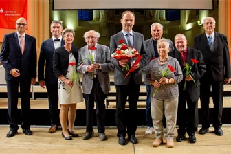 Preisgekrönte Häuserchronik: Sparkassen-Stiftung ehrt Augustusburger Heimatforscher - Dr. Rüdiger Wirth (Mitte) mit Mitgliedern der Chronik-Gruppe, dem Sparkassen-Vorstand Hans-Ferdinand Schramm, Bürgermeister Jens Schmidt (von links) und dem Vorsitzenden des Altertumsvereins Jürgen Bellmann (rechts).