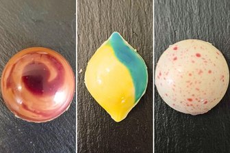 Preisgekrönte Pralinen: Konditorei aus Reinsdorf holt Silber für selbst gemachte Piña Colada-Kreation - Frisch ausgezeichnet sind diese Pralinen einer Reinsdorfer Konditorei (von lins): Whisky-Brombeere, Piña Colada und Granatapfel-Marc de Champagne.