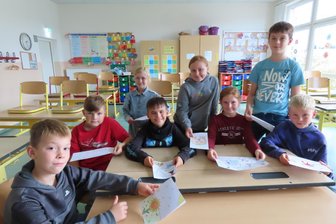 Preisgekrönte „Schlaumeier“: Wie Grundschüler aus Westsachsen den ersten Platz in einem sachsenweiten Wettbewerb holten - Bei einer Redaktionskonferenz bespricht das „Schlaumeier“-Team Bilder, Fotos und Beiträge, die in die aktuelle Ausgabe der Schülerzeitung kommen sollen.