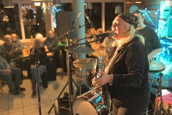 Preisgekrönter Bluesrock in Hainichen: Bex Marshall kommt zum „Tenne“-Konzert - Im März 2024 spielte Bex Marshall in Oederan vor ausverkauftem Haus.
