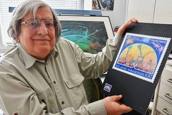 Preisgekrönter Briefmarken-Designer zeigt Lebenswerk - Der freischaffende Künstler Joachim Rieß mit dem Entwurf einer Briefmarke zum Jubiläum der Annaberger Kät. 