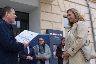Preisgeld für Zwickauer Projekt zur Stadterneuerung - Projektleiter Eddy Donath und Oberbürgermeisterin Constance Arndt bei der Preisübergabe.