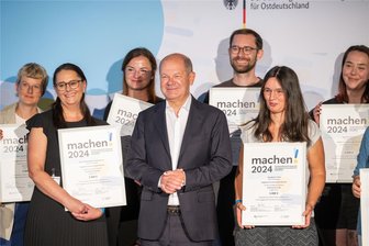 Preisgeld von Bundeskanzler Olaf Scholz: In Oederan soll ein Treffpunkt für Jugendliche entstehen - Bundeskanzler Scholz verlieh den Preis an Ehrenamtliche aus Ostdeutschland. Nancy Schreiber steht links hinter ihm.