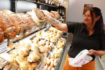 Preissteigerungen machen Kunden und Bäckern zu schaffen - Verkäuferin Jana Auth in der Filiale der Bäckerei Nestler, die sich im Zschopauer Simmel-Markt befindet. Die Preise haben zu Jahresbeginn leicht angezogen, im Oktober wird es wohl eine weitere Erhöhung geben. 