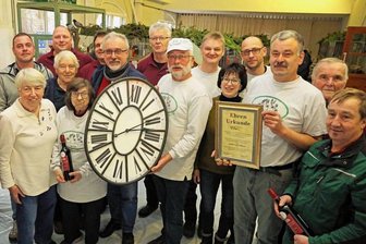 Preisträger und Geschenke aus Baden - Die Züchter vom Partnerverein aus Ellmendingen hatten neben 16 Kaninchen auch einige Geschenke zum 90-jährigen Bestehen des Trünziger Gastgebervereins mitgebracht.