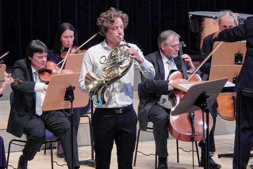 Preisträger von Instrumentalwettbewerb Markneukirchen: So groß ist der mentale Stress für Musiker - Damien Muller mit den Clara-Schumann-Philharmonikern Plauen-Zwickau im Hornfinale 2022. 