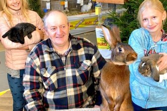 Preisverdächtig  mit tierisch schönen Posen - Kaninchenzüchter Andreas Fugmann freut sich über sein als vorzüglichbewertetes Hasenkaninchen. Umringt wird er von Nachwuchszüchterinnen des Zschorlauer Vereins. Die Kaninchen von Anna Herrmann (links) undLinneá Dworatzek (rechts) erhielten von Juroren Höchstnoten. 